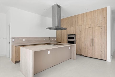 Casa en venta en Hialeah, Florida, 4 dormitorios, 271.83 m2 № 1695827 - foto 4