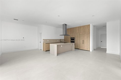 Casa en venta en Hialeah, Florida, 4 dormitorios, 271.83 m2 № 1695827 - foto 14