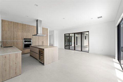 Casa en venta en Hialeah, Florida, 4 dormitorios, 271.83 m2 № 1695827 - foto 10