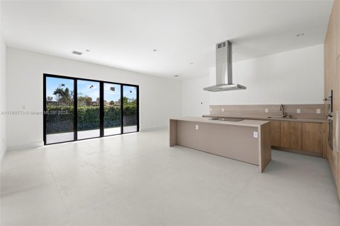 Casa en venta en Hialeah, Florida, 4 dormitorios, 271.83 m2 № 1695827 - foto 13
