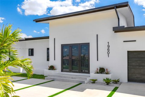 Casa en venta en Hialeah, Florida, 4 dormitorios, 271.83 m2 № 1695827 - foto 12