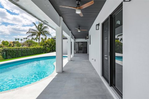 Casa en venta en Hialeah, Florida, 4 dormitorios, 271.83 m2 № 1695827 - foto 29