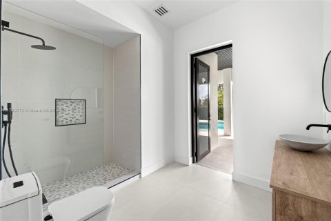 Casa en venta en Hialeah, Florida, 4 dormitorios, 271.83 m2 № 1695827 - foto 17