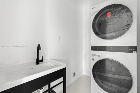 Casa en venta en Hialeah, Florida, 4 dormitorios, 271.83 m2 № 1695827 - foto 21