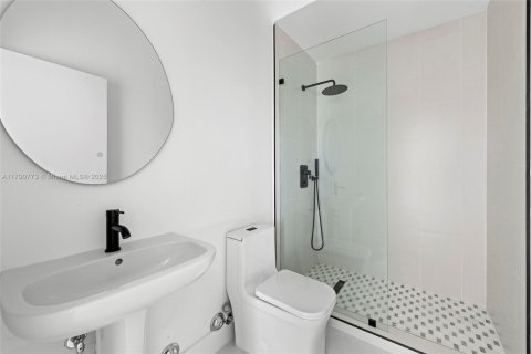 Casa en venta en Hialeah, Florida, 4 dormitorios, 271.83 m2 № 1695827 - foto 24