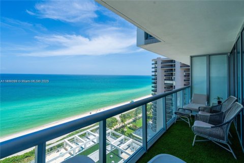 Condo in Miami Beach, Florida, 2 bedrooms № 1959913 - photo 1