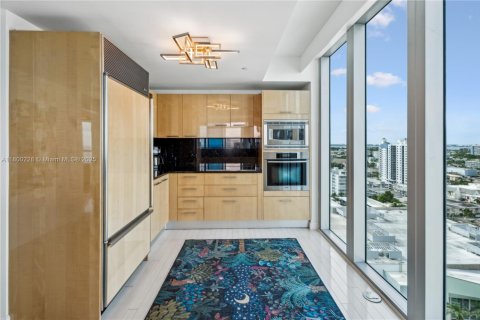 Condo in Miami Beach, Florida, 2 bedrooms № 1959913 - photo 9