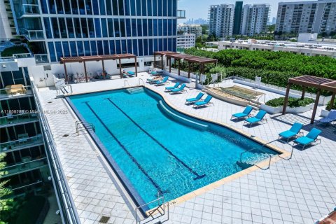 Condo in Miami Beach, Florida, 2 bedrooms № 1959913 - photo 27