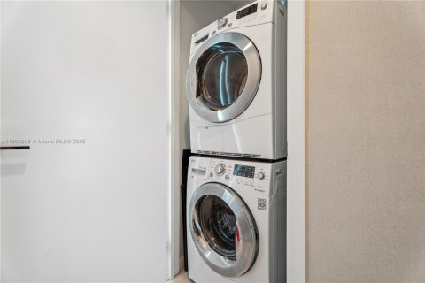 Condo in Miami Beach, Florida, 2 bedrooms № 1959913 - photo 20