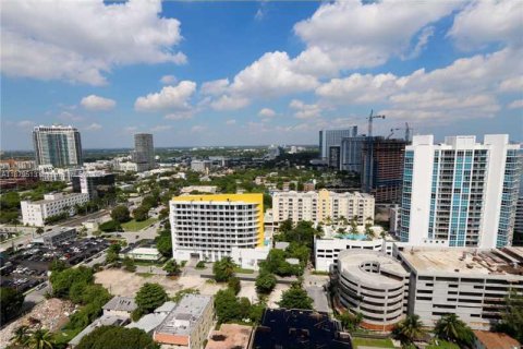 Condo in Miami, Florida, 2 bedrooms  № 1929975 - photo 16