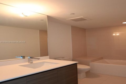 Condo in Miami, Florida, 2 bedrooms  № 1929975 - photo 3