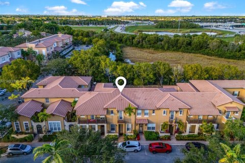 Townhouse in Pembroke Pines, Florida 2 bedrooms, 144.93 sq.m. № 1993512 - photo 7