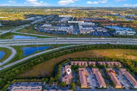 Townhouse in Pembroke Pines, Florida 2 bedrooms, 144.93 sq.m. № 1993512 - photo 11