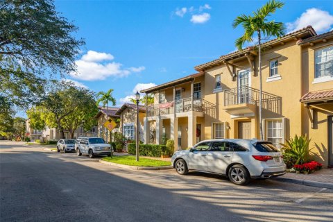 Townhouse in Pembroke Pines, Florida 2 bedrooms, 144.93 sq.m. № 1993512 - photo 2