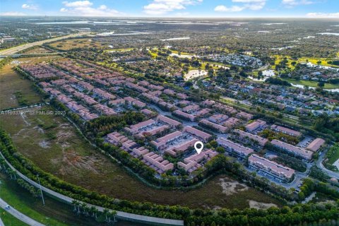 Townhouse in Pembroke Pines, Florida 2 bedrooms, 144.93 sq.m. № 1993512 - photo 9