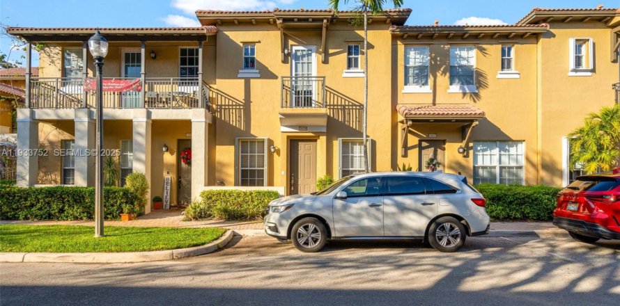 Townhouse in Pembroke Pines, Florida 2 bedrooms, 144.93 sq.m. № 1993512