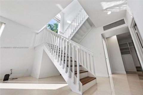 House in Palmetto Bay, Florida 6 bedrooms, 344.67 sq.m. № 2067477 - photo 30