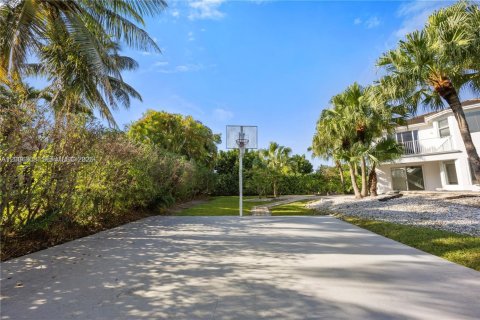 House in Palmetto Bay, Florida 6 bedrooms, 344.67 sq.m. № 2067477 - photo 8
