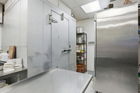 Propiedad comercial en venta en Doral, Florida № 2043783 - foto 8