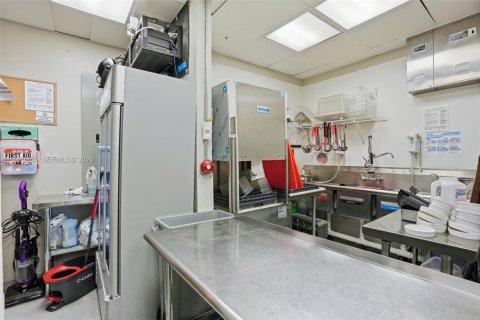 Propiedad comercial en venta en Doral, Florida № 2043783 - foto 7