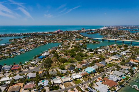 House in Saint Pete Beach, Florida 3 bedrooms, 154.78 sq.m. № 1615092 - photo 17