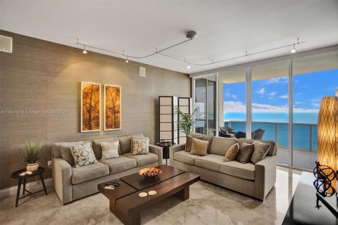 Condominio en alquiler en Sunny Isles Beach, Florida, 3 dormitorios, 174.01 m2 № 1934350 - foto 3