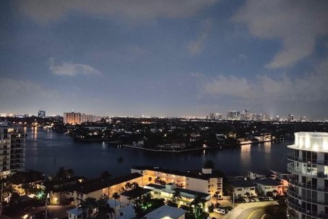 Condo in Fort Lauderdale, Florida, 1 bedroom  № 1163187 - photo 1