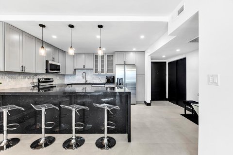 Condominio en venta en Sunny Isles Beach, Florida, 1 dormitorio, 93.37 m2 № 2030682 - foto 13