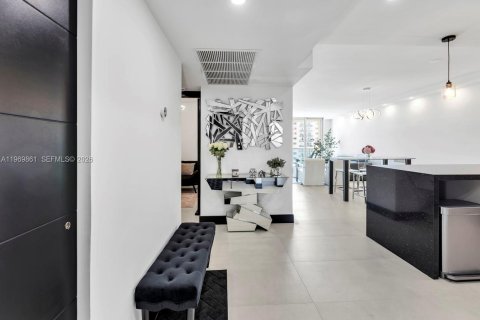 Condominio en venta en Sunny Isles Beach, Florida, 1 dormitorio, 93.37 m2 № 2030682 - foto 5