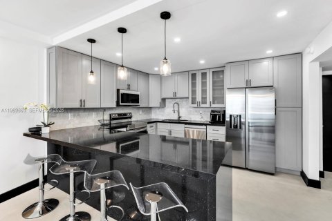 Condominio en venta en Sunny Isles Beach, Florida, 1 dormitorio, 93.37 m2 № 2030682 - foto 14