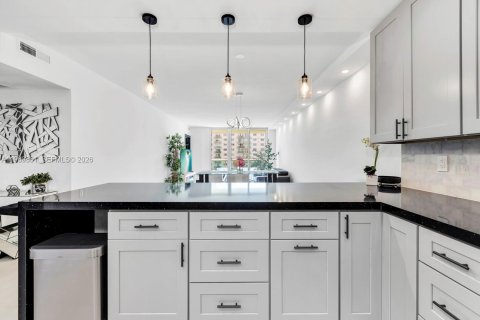 Condominio en venta en Sunny Isles Beach, Florida, 1 dormitorio, 93.37 m2 № 2030682 - foto 9