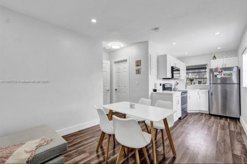 Casa en alquiler en Dania Beach, Florida, 2 dormitorios, 159.98 m2 № 1974393 - foto 2