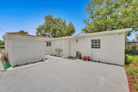 Casa en alquiler en Dania Beach, Florida, 2 dormitorios, 159.98 m2 № 1974393 - foto 1