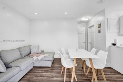 Casa en alquiler en Dania Beach, Florida, 2 dormitorios, 159.98 m2 № 1974393 - foto 4