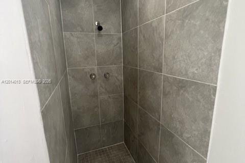 Touwnhouse à vendre à Miami, Floride: 3 chambres, 150.5 m2 № 2076041 - photo 11