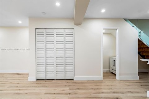 Снять в аренду таунхаус в Корал-Спрингс, Флорида 2 спальни, 131.09м2, № 1956454 - фото 17