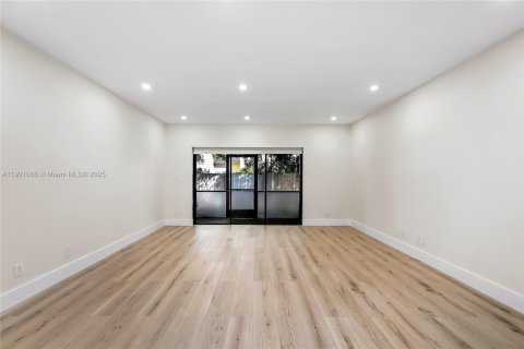 Снять в аренду таунхаус в Корал-Спрингс, Флорида 2 спальни, 131.09м2, № 1956454 - фото 23