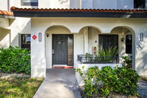 Снять в аренду таунхаус в Корал-Спрингс, Флорида 2 спальни, 131.09м2, № 1956454 - фото 5