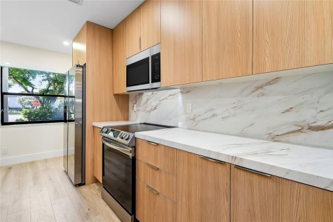 Снять в аренду таунхаус в Корал-Спрингс, Флорида 2 спальни, 131.09м2, № 1956454 - фото 14