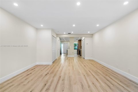 Снять в аренду таунхаус в Корал-Спрингс, Флорида 2 спальни, 131.09м2, № 1956454 - фото 19