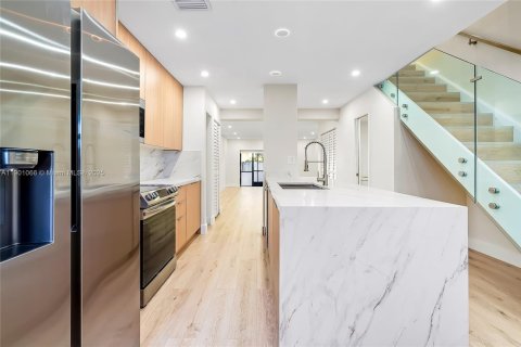 Снять в аренду таунхаус в Корал-Спрингс, Флорида 2 спальни, 131.09м2, № 1956454 - фото 12