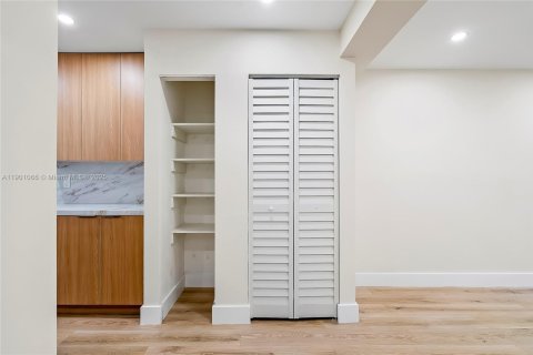 Снять в аренду таунхаус в Корал-Спрингс, Флорида 2 спальни, 131.09м2, № 1956454 - фото 30