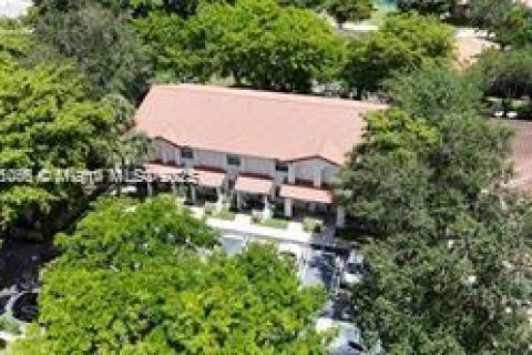 Снять в аренду таунхаус в Корал-Спрингс, Флорида 2 спальни, 131.09м2, № 1956454 - фото 2