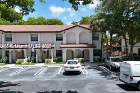 Снять в аренду таунхаус в Корал-Спрингс, Флорида 2 спальни, 131.09м2, № 1956454 - фото 8