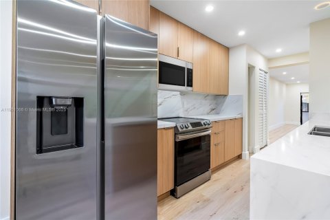 Снять в аренду таунхаус в Корал-Спрингс, Флорида 2 спальни, 131.09м2, № 1956454 - фото 13