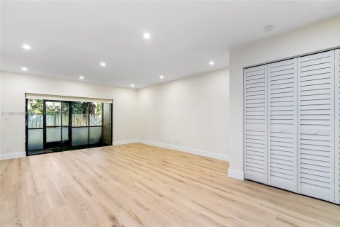 Снять в аренду таунхаус в Корал-Спрингс, Флорида 2 спальни, 131.09м2, № 1956454 - фото 21