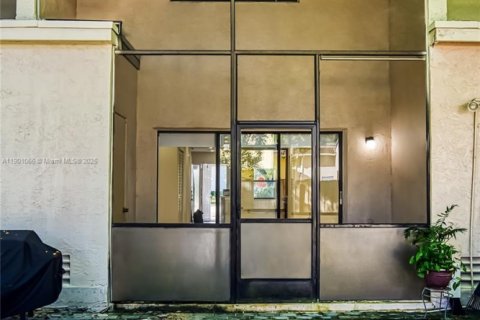 Снять в аренду таунхаус в Корал-Спрингс, Флорида 2 спальни, 131.09м2, № 1956454 - фото 4