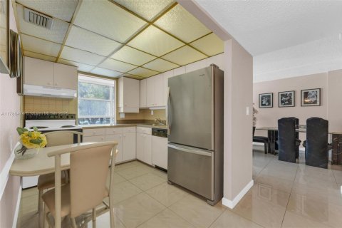 Купить кондоминиум в Халландейл-Бич, Флорида 2 спальни, 111.48м2, № 1923987 - фото 3