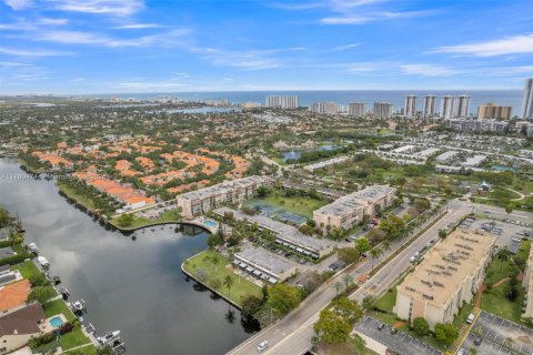 Купить кондоминиум в Халландейл-Бич, Флорида 2 спальни, 111.48м2, № 1923987 - фото 1