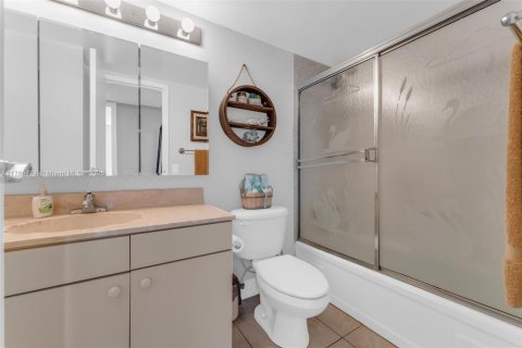 Купить кондоминиум в Халландейл-Бич, Флорида 2 спальни, 111.48м2, № 1923987 - фото 8